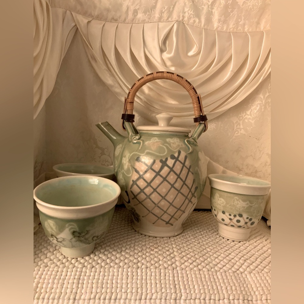 JAPANESE TEAPOT & 3 CUPS